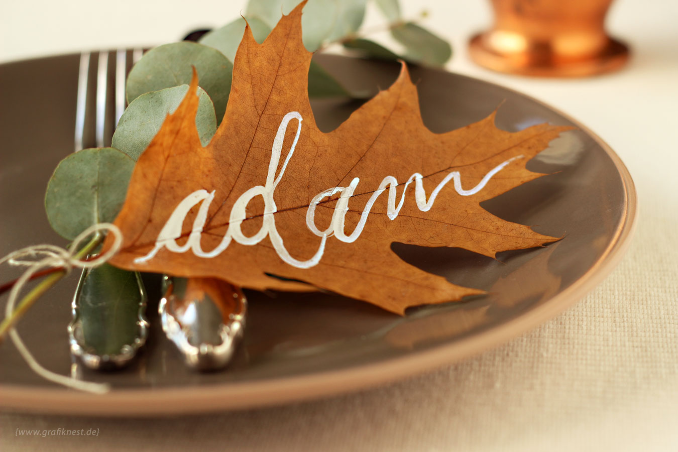 Herbstliche Tafel Inspiration mit Namen auf Laub