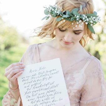 { Liebesbrief Kalligrafie - Boudoir Styledshoot in der Apfelblüte }